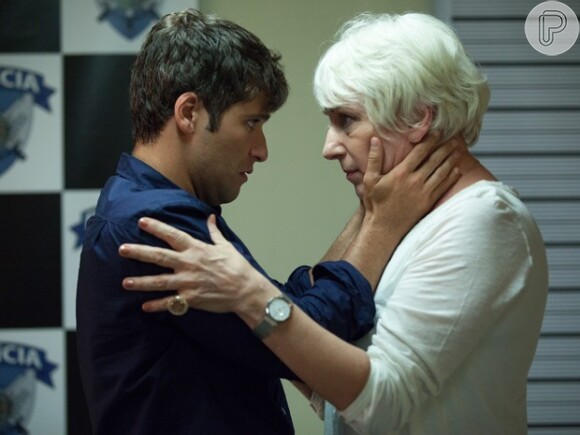 Murilo (Bruno Gagliasso) vai pedir ajuda à mãe, Olga (Lu Grimaldi), para reconquistar Alice (Sophie Charlotte) na novela 'Babilônia', em maio de 2015