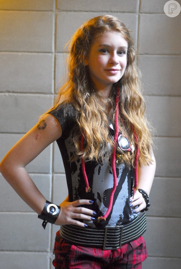 Marina Ruy Barbosa caracterizada como Bia, a adolescente rebelde do seriado 'Tudo Novo de Novo'