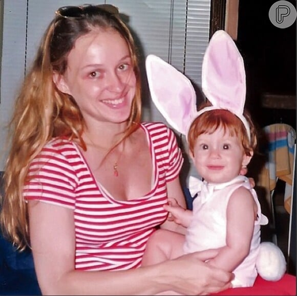 Marina Ruy Barbosa, ainda bebê, usando orelhinhas de coelho. Que fofura!