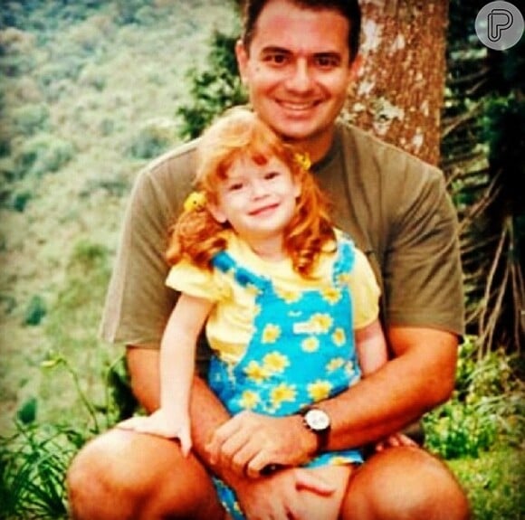 Marina Ruy Barbosa com 3 anos acompanhada pelo pai, Paulo