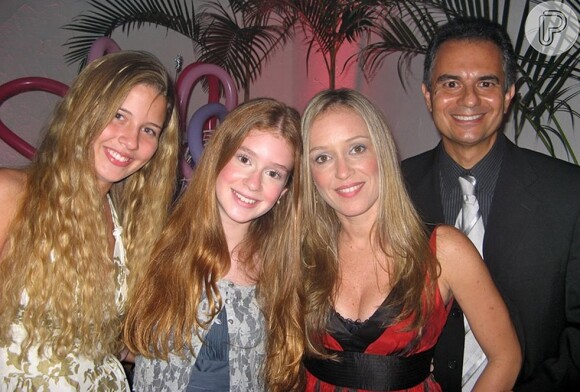 Marina Ruy Barbosa com 12 anos na festa de aniversário de uma amiga com os pais. No evento, ela encontrou Debby Lagranha