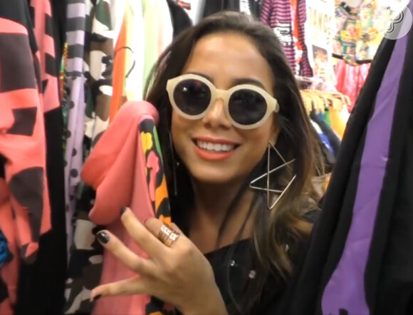 'Fantástico' mostrou Anitta indo às compras, sempre acompanhada do celular. A funkeira contou que só comprou com o aval de personal stylist