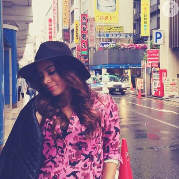Vaidosa e estilosa, Anitta não descuidou dos looks durante a primeira visita ao Japão