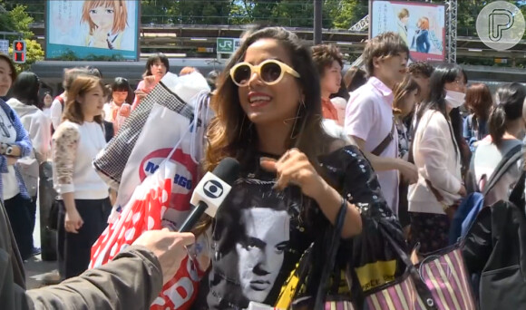 Anitta encerra a matéria do 'Fantástico' cheia de sacolas