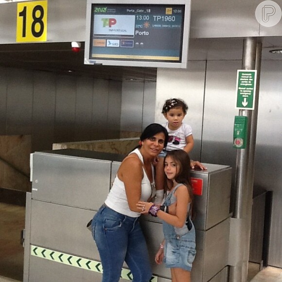 A cantora compartilha com seus seguidores uma foto com as filhas Valentina e Giulia chegando em Portugal para uma temporada no país