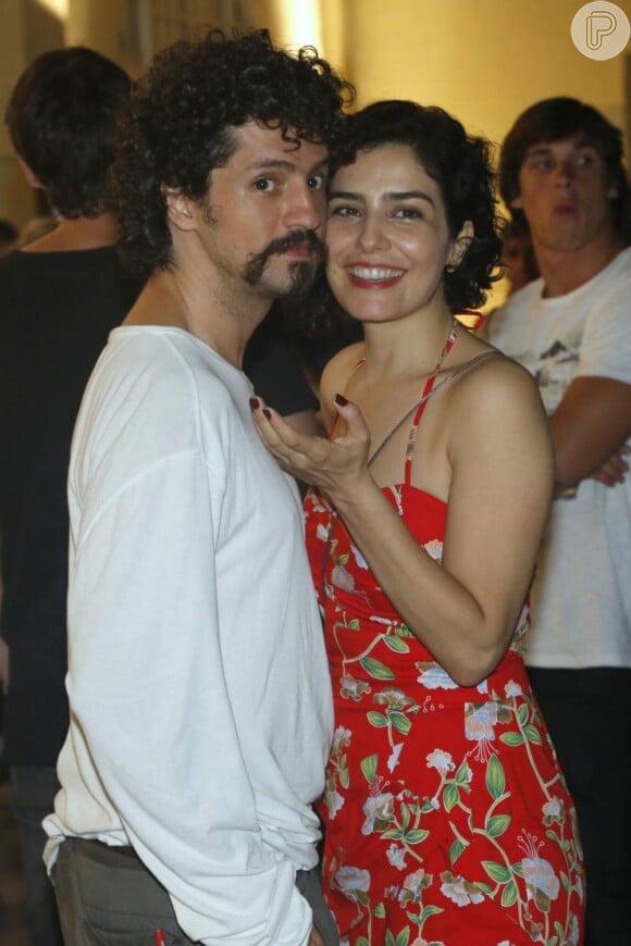 Letícia Sabatella posa ao lado do marido e também ator Fernando Alves Pinto