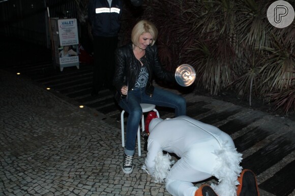Antonia Fontenelle brinca com fantasiado em festa aniversário de jornalista no Rio