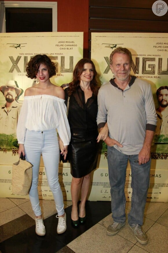 A aniversariante posa ao lado da filha Júlia e do pai, o ator Jonas Bloch, de quem herdou a paixão pela arte de interpretar