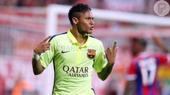Empolgado com o gol, Neymar comemora muito