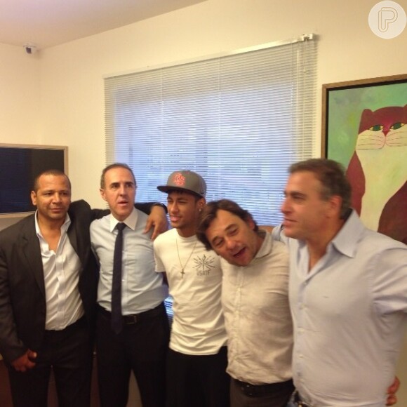 Acompanhado do pai e do empresário, Neymar fechou contrato com o time espanhol Barcelona nesta segunda-feira, 27 de maio de 2013
