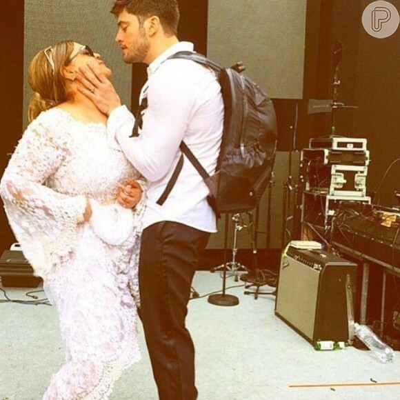 Em uma imagem, publicada pelo apresentador Gominho no Instagram, Preta Gil e Rodrigo Godoy aparecem trocando um beijo no fim da festa
