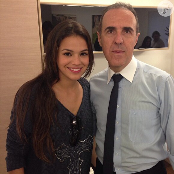 Bruna Marquezine acompanha Neymar no dia da assinatura do contrato com o Barcelona. A atriz posou ao lado de Wagner Ribeiro, empresário do jogador