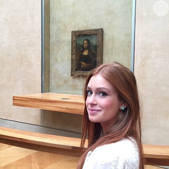 No Museu do Louvre, a ruiva não perdeu a chance de fazer um registro com a famosa obra Mona Lisa, de Leonardo da Vinci
