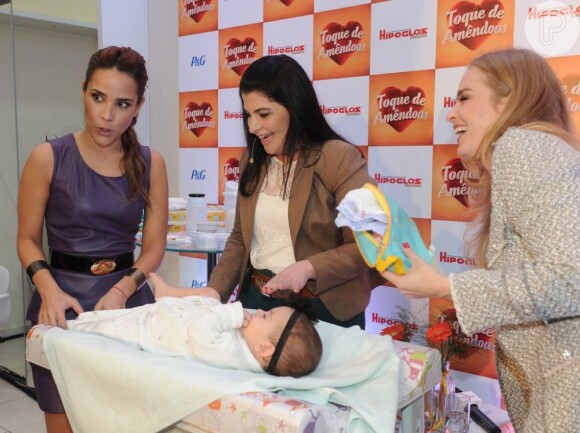 Angélica e Wanessa Camargo posam com bebê em evento