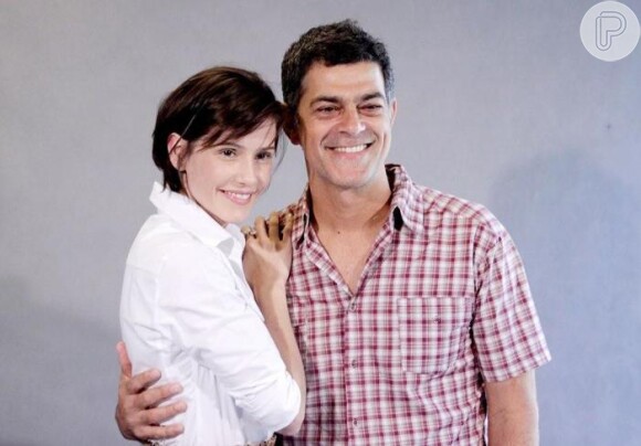 Eduardo Moscovis e Deborah Secco, parceiros na série 'Louco por Elas' posam juntos para a foto
