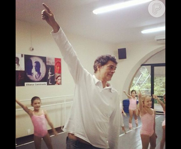 Eduardo Moscovis ensaia a coreografia de balé na turma de sua filha, Manuela, provocando muitas risadas em 29 de maio de 2013