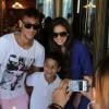 Neymar e Bruna Marquezine posam juntos com um fã na saída de restaurante na Barra, RJ