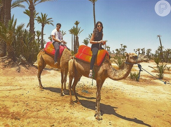 O filhos de Claudia Raia, Enzo e Sofia, posam em cima de camelos em passeio pelo Deserto do Saara