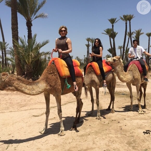 Claudia Raia passeia com os filhos em viagem ao Marrocos com os filhos, Enzo e Sofia: 'Em cima do camelo!', comemorou ela nesta quinta-feira, 21 de maio de 2015