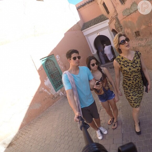 Em Marrakech, Claudia Raia e os filhos, Enzo e Sofia, passeiam pela cidade