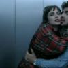 Michel e Patrícia se agarram no elevador do hospital na trama de 'Amor à Vida'