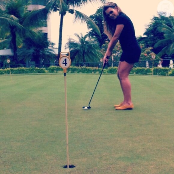 Fernanda Souza treina golfe para compor sua personagem Bernadete, em 'Malhação'
