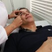 Vaidoso, Marcello Antony faz as sobrancelhas com pinça em salão de beleza no Rio