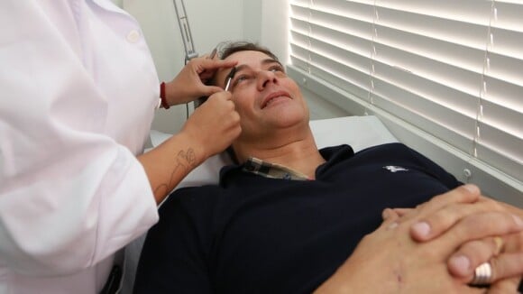 Vaidoso, Marcello Antony faz as sobrancelhas com pinça em salão de beleza no Rio