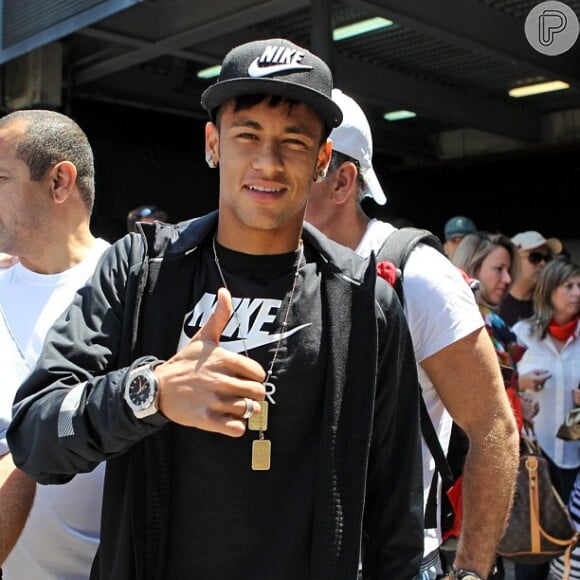 Neymar faz o sinal de ok para o fotógrafo, já em Barcelona, na segunda-feira, 3 de junho de 2013. É o promeiro registro do jogador na Espanha