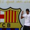 Neymar acena na porta do Camp Nou, em Barcelona