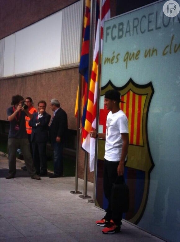 Neymar posa para fotos na entrada do camp Nou