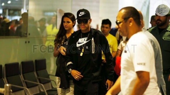 Neymar desembarca em barcelona acompanhado da namorada, Bruna Marquezine