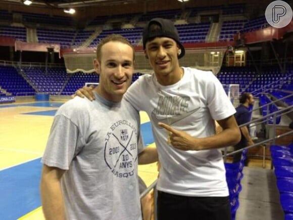 Neymar também tirou uma foto com o armador brasileiro Marcelinho Huertas, do time de basquete do Barcelona. Os dois se encontraram quando o atacante dava uma volta para conhecer as instalações do FC Barcelona