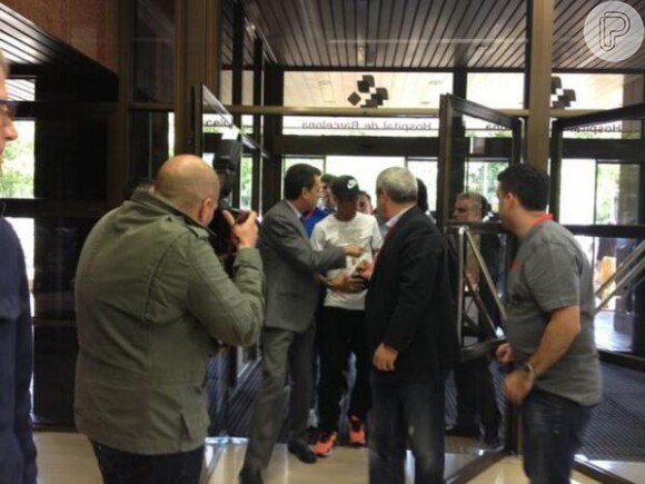 Após posar para fotos ao lado do escudo do Barcelona, Neymar seguiu para o hospital para fazer exames médicos
