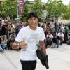 Neymar sorri para fotos antes de entrar no escritório do FC Barcelona
