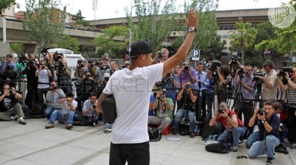 Neymar acena para fãs e imprensa