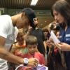 Neymar atende torcedore ao sair do Hospital de Barcelona