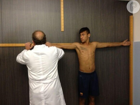 A equipe de Neymar divulga uma foto do jogador sem camisa nos exames na 'Ciudad Deportiva'
