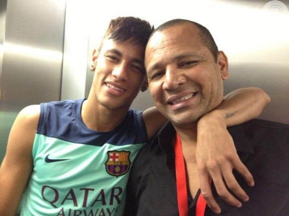 Neymar posa com o pai na 'Ciudad Deportiva'