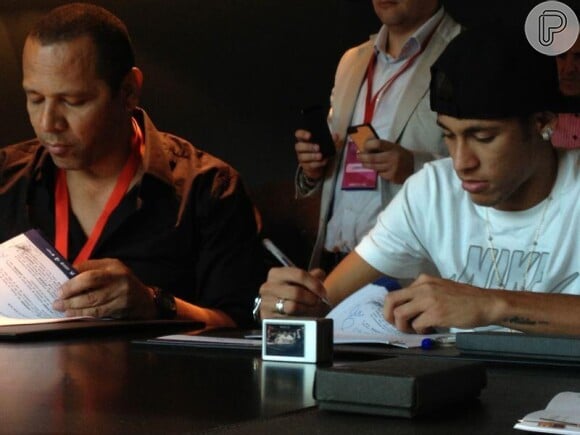 Neymar assina o contrato com o Barcelona ao lado do pai, em 3 de junho de 2013