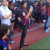 Bruna Marquezine tira fotos do namorado no gramado do Camp Nou. A atriz vestiu a camisa do Barcelona