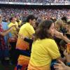 Neymar faz sucesso com as crianças durante a apresentação à torcida do Barcelona no Camp Nou