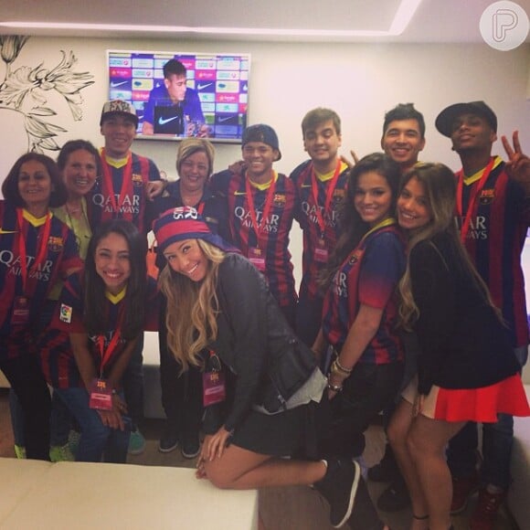 Rafaella Beckran, irmã de Neymar, posta foto cmo Bruna Marquezine e amigos do jogador em Barcelona