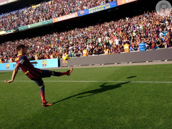 Neymar bate uma bola no Camp Nou, no dia 3 de junho de 2013, durante a apresentação à torcida do Barcelona