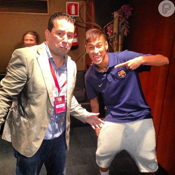 O empresário Marquinhos Malaquias posta foto com Neymar após a assinatura do contrato: 'Tomei banho de champa, mas valeu a pena'