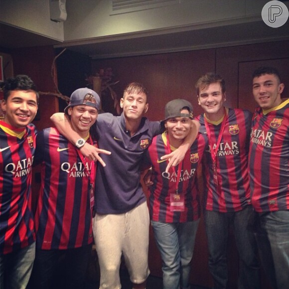 Neymar posta uma foto entre os amigos que viajaram com ele paea a Espanha: 'Amigos... Uma das coisas mais importantes da minha vida!!! Obs: faltaram alguns, mas todos estão comigo'