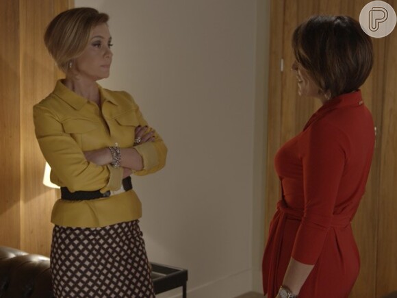 Inês (Adriana Esteves) e Beatriz (Gloria Pires) se confrontam no camarim de uma cerimônia de premiação, na novela 'Babilônia', em 1º de junho de 2015