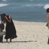Sophie Charlotte, Caio Blat e Maria Ribeiro rodam filme em praia do Rio, nesta quarta-feira, 27 de maio de 2015