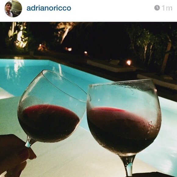 Antes de viajar, Eliana jantou com o namorado, Adriano Ricco e legendou a foto: 'Tanto amor'