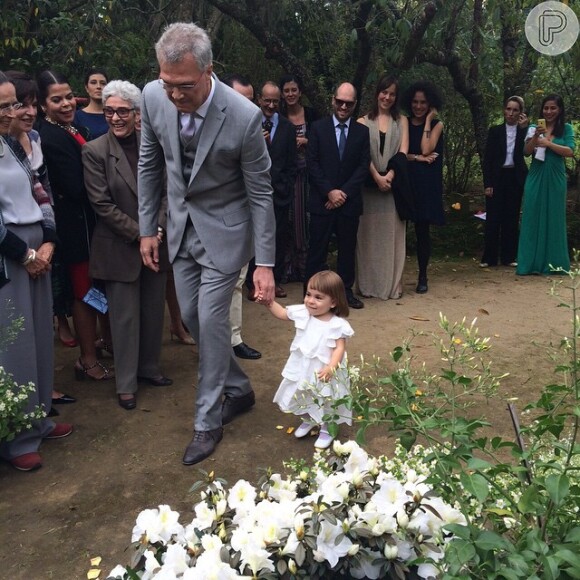 Pedro Bial se casou em uma pousada em Petrópolis. Em foto publicada no Instagram, apresentador vai com dama de honra até o altar. Ele se casou com a jornalista Maria Prata dia 23 de maio de 2015